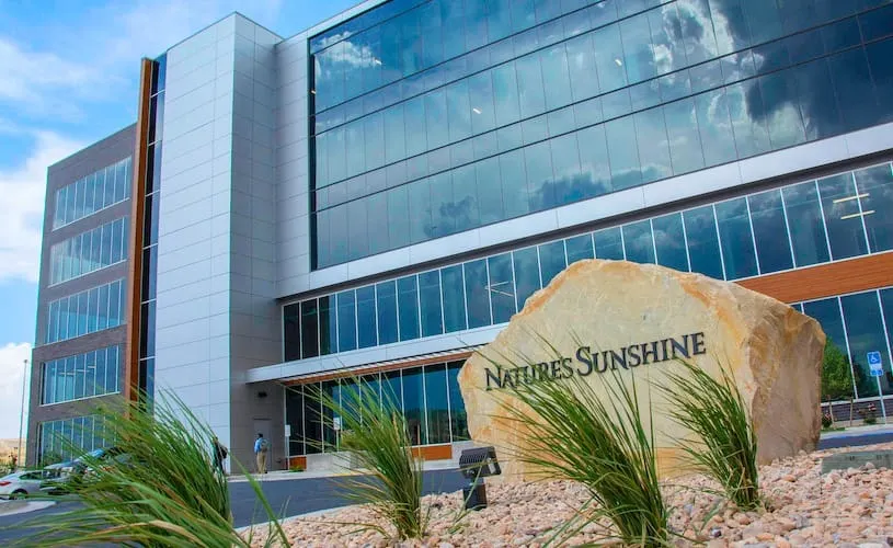 Nature's Sunshine cae 7.2% en Nasdaq: CEO Terrence Moorehead anuncia su salida