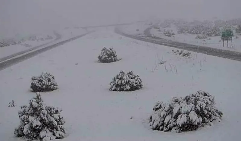 La nieve se apodera de las carreteras en el fin de semana más transitado