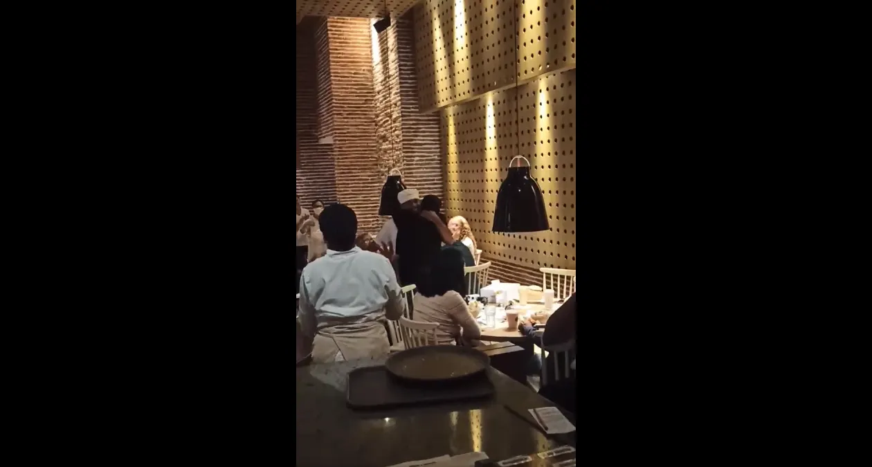 Papá se disfrazó de mesero para sorprender a sus hijos que llevaba años sin ver