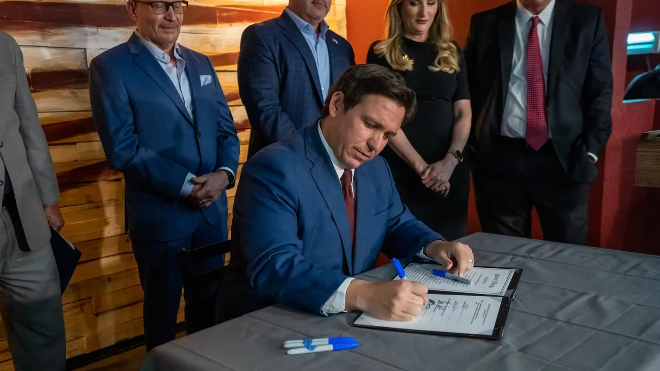 DeSantis promulga ley para crear policía dedicada a perseguir delitos electorales