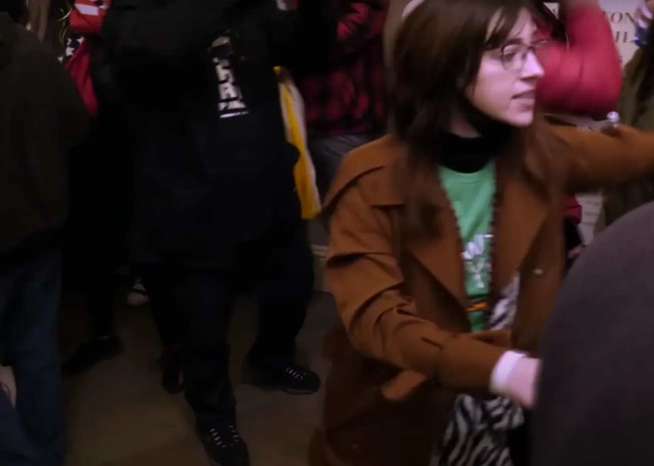 Riley Williams, la joven condenada por irrumpir en la oficina de Pelosi el 6 de enero