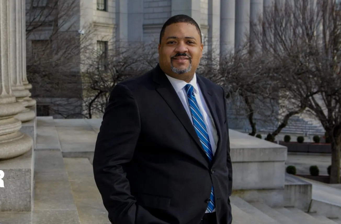 Meme difunde afirmación infundada sobre el patrimonio neto de Alvin Bragg