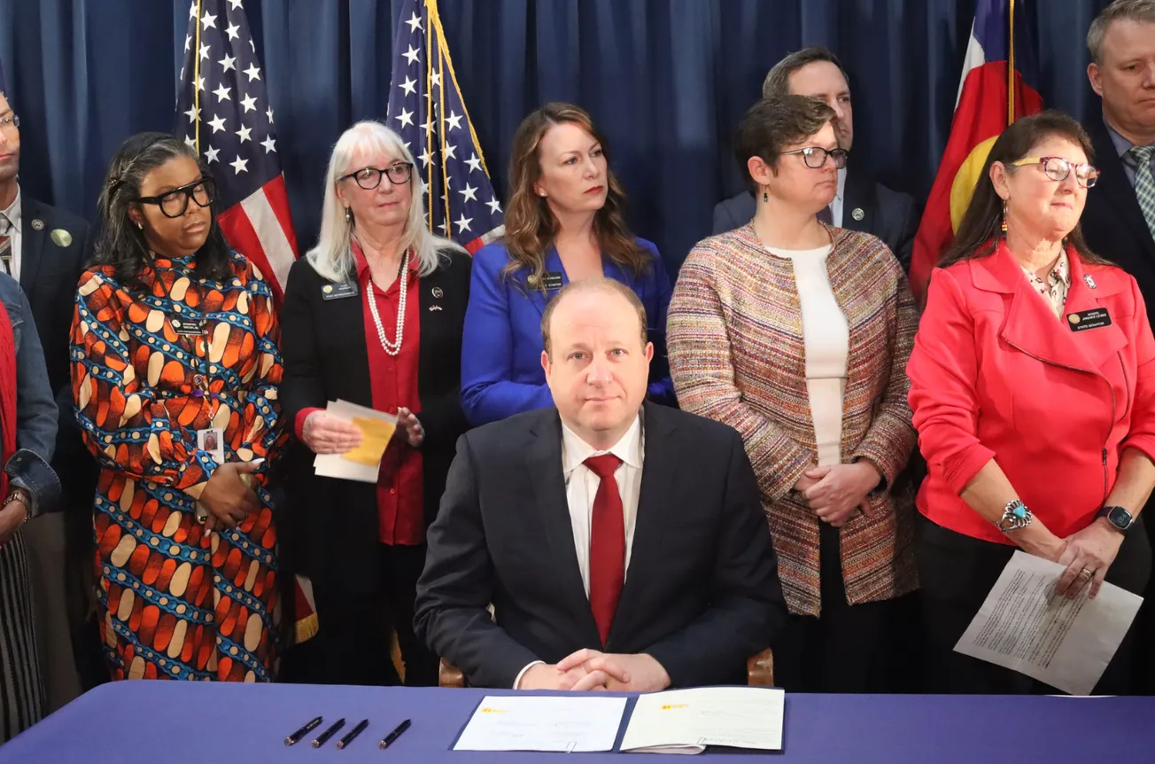 Gobernador de Colorado firma cuatro leyes de control de armas