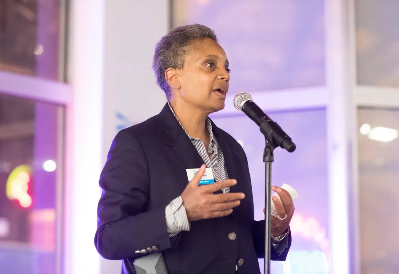 "Es peligroso e inhumano", alcaldesa de Chicago pide a Greg Abbott no enviar más inmigrantes