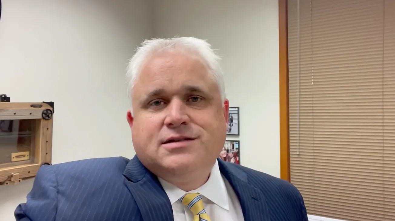 Renuncia legislador republicano de Texas tras descubrirse que tuvo relaciones sexuales con una pasante alcoholizada