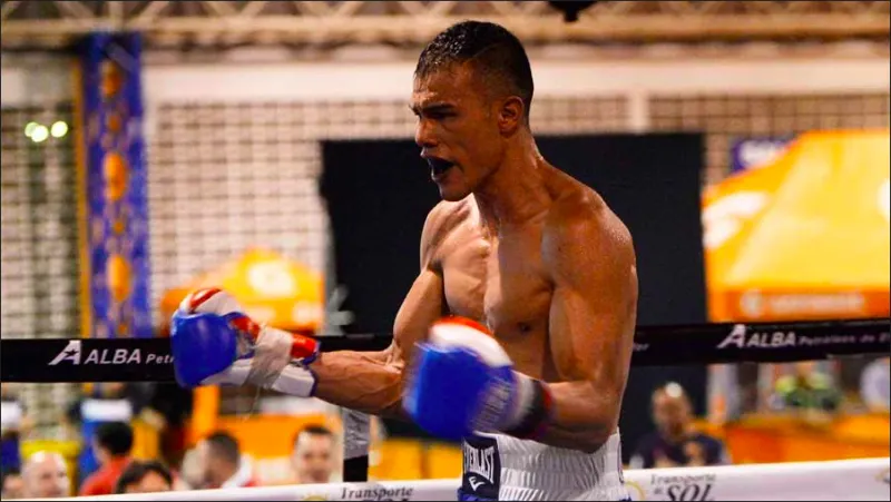 Boxeador salvadoreño fue contratado por una promotora para buscar un título mundial