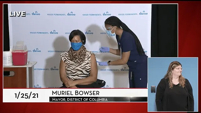 Muriel Bowser se vacunó contra el COVID-19