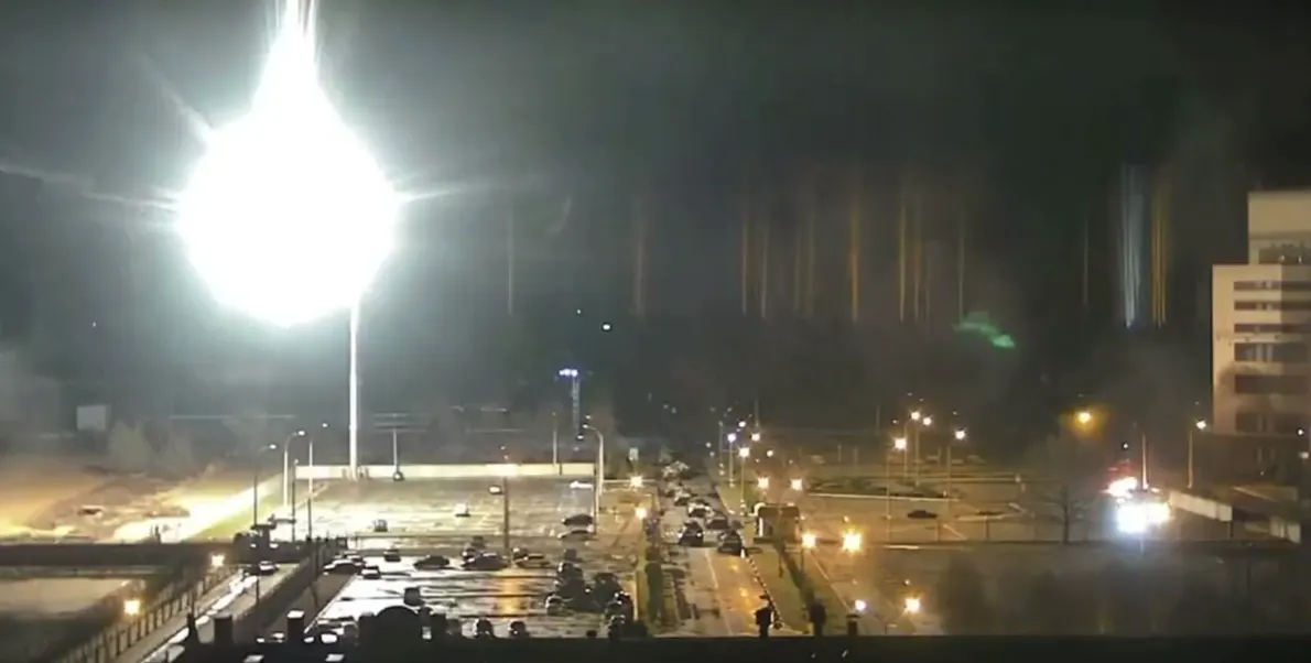 Ucrania: la planta nuclear más grande de Europa se incendia por ataque ruso