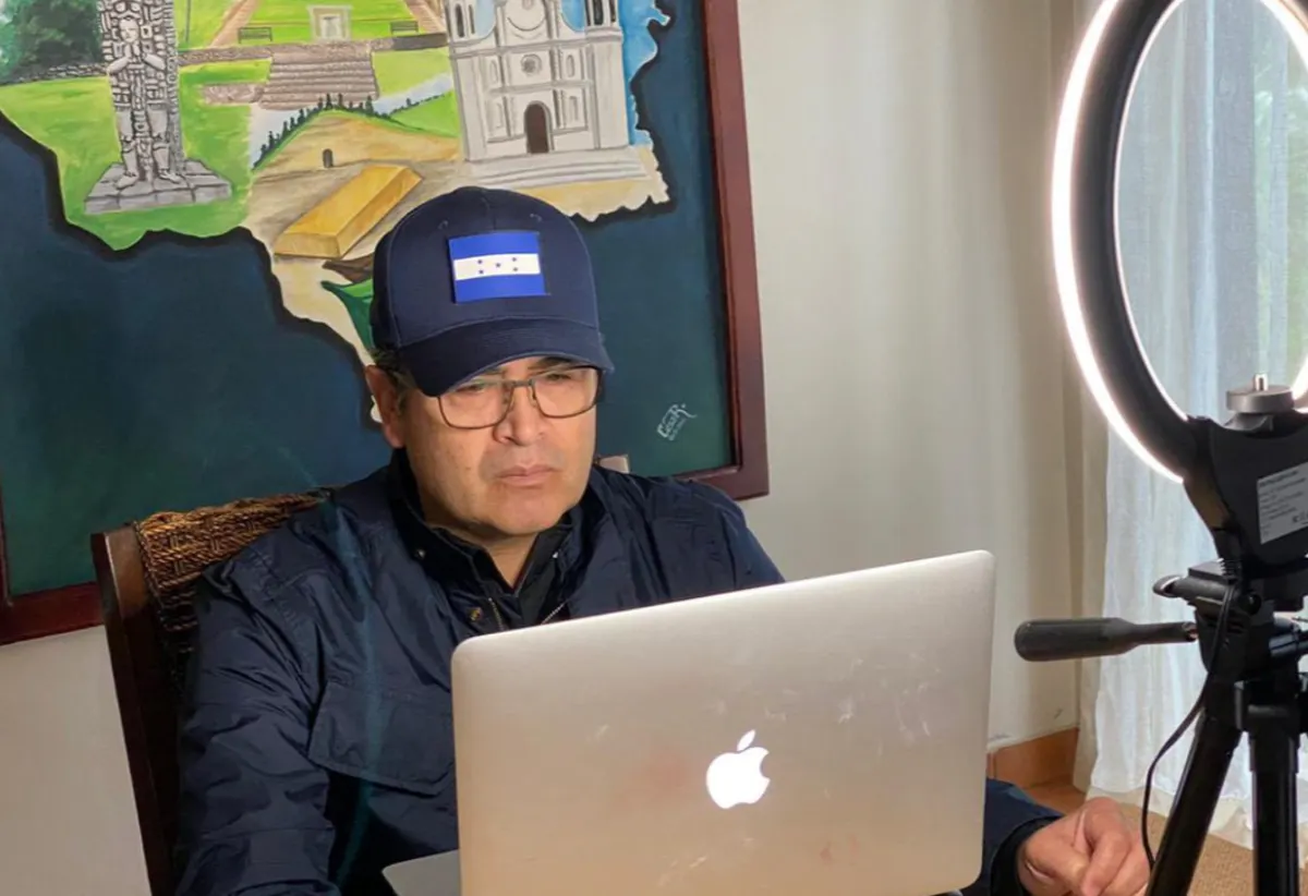 Juan Orlando Hernández en una de sus últimas imágenes en libertad