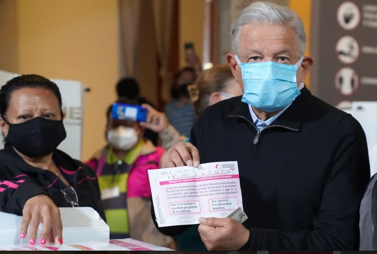 AMLO en su voto centro de Ciudad de México