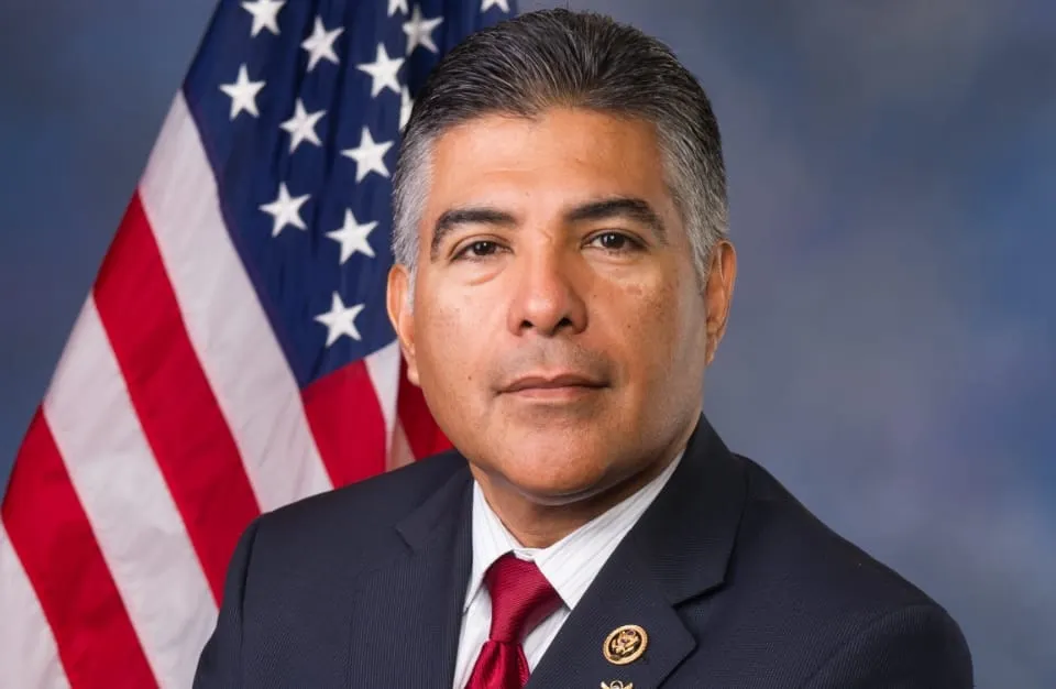Congresista Tony Cárdenas enumera los beneficios de la Ley de Reducción de Inflación