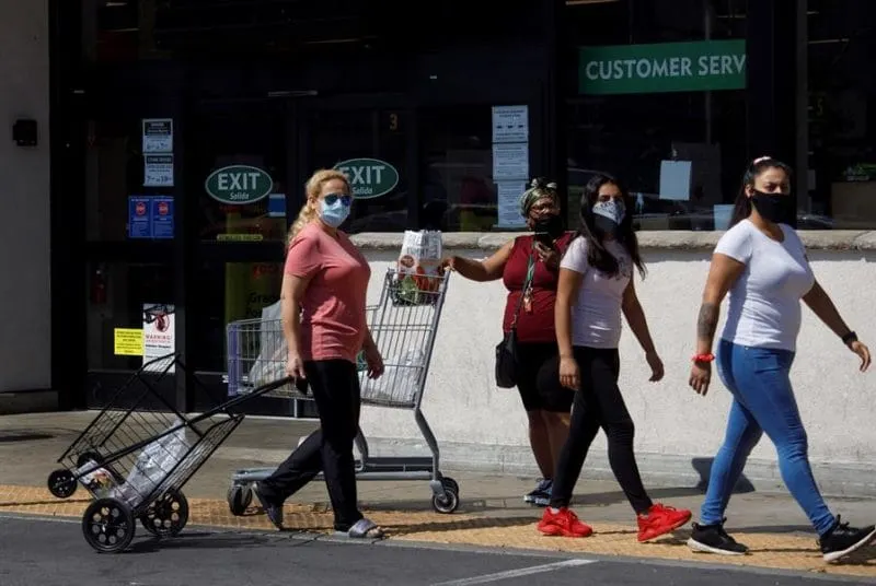 Activista regala tapabocas en las calles de Boston