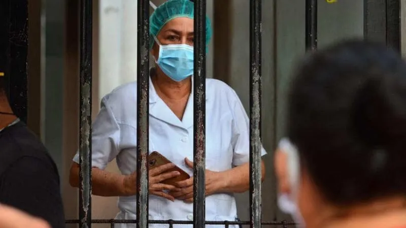 Personal de cuatro hospitales salvadoreños se infecta con coronavirus