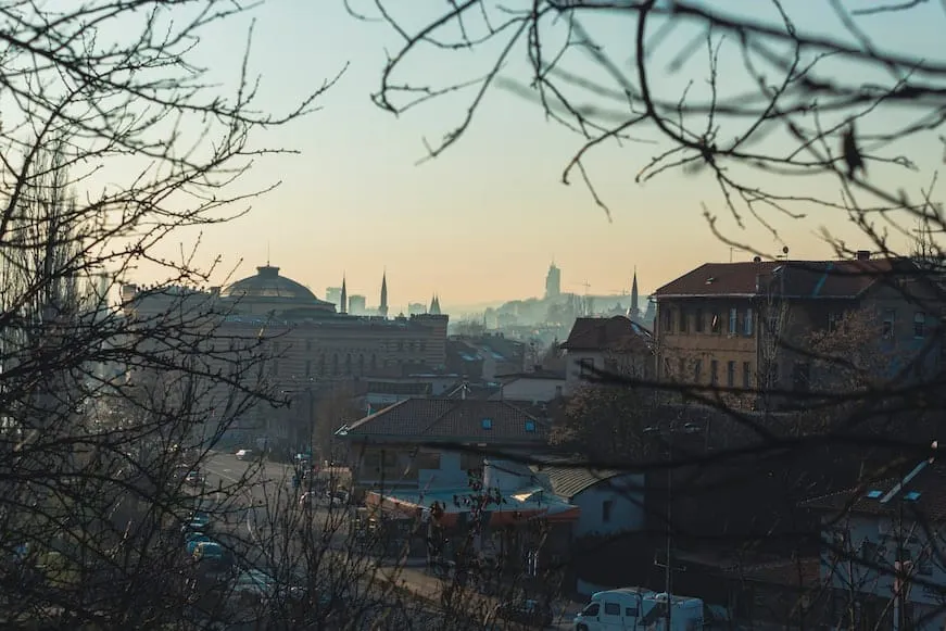 Hombre asesinó en vivo a su exesposa en Bosnia