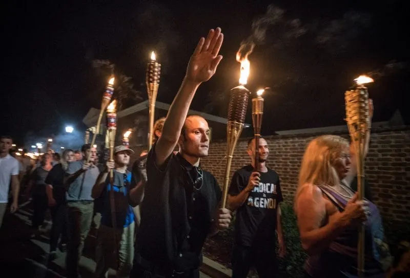 EE.UU. cree que los supremacistas blancos "están aprendiendo" de yihadistas