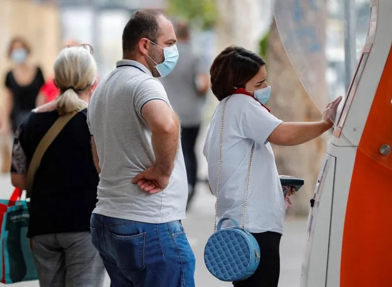 Casi dos tercios de los estadounidenses apoyan las órdenes de usar cubrebocas, según una encuesta