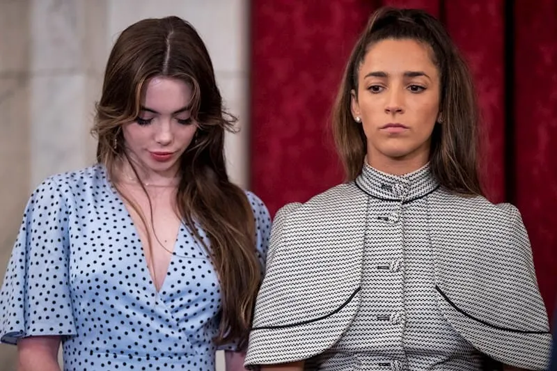 Las gimnastas olímpicas estadounidenses McKayla Maroney (izq.) y Aly Raisman (der.)