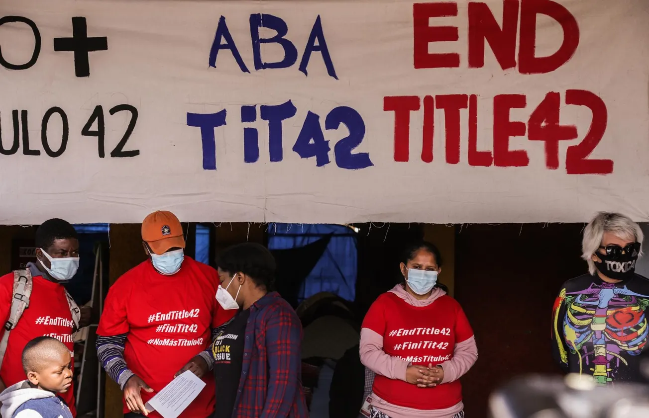 Activistas y migrantes de diferentes nacionalidades participan en una manifestación el 21 de marzo , en la ciudad de Tijuana,
