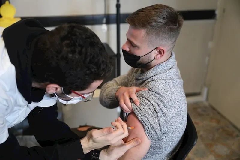 Israel administra cuarta vacuna contra el COVID-19