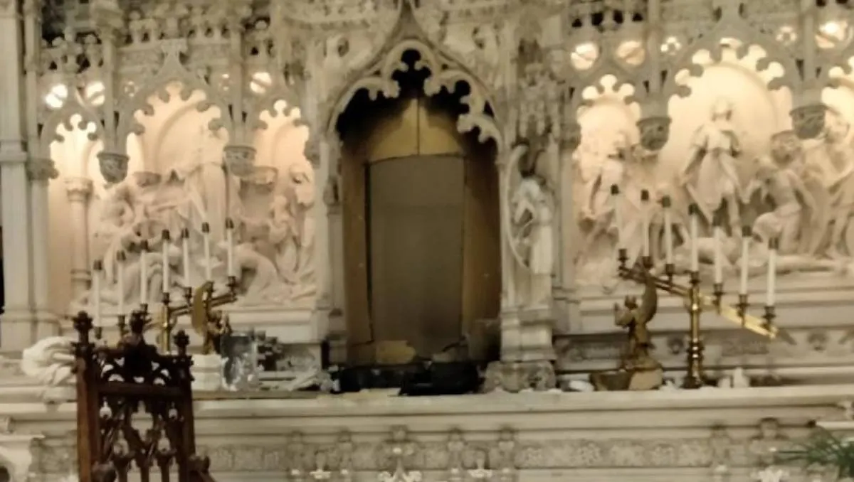 Roban importante tabernáculo de iglesia católica en Brooklyn