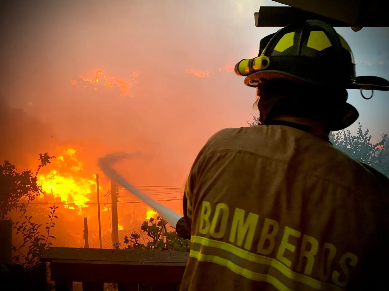 Incendio en Viña del Mar deja dos muertos y 400 casas destruidas