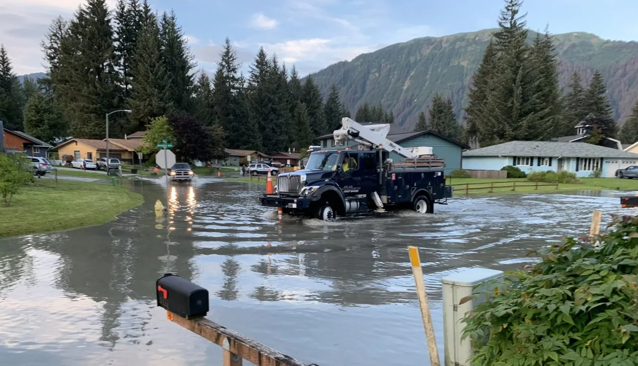 Inundación en Alaska destruye al menos dos estructuras