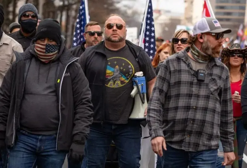 MANIFESTACIÓN. Alex Jones se unió a los partidarios del presidente Donald Trump en Washington, DC, el 12 de diciembre. | Foto
