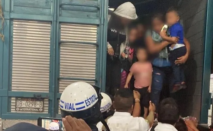 Hallan inmigrantes hacinados en camiones en México