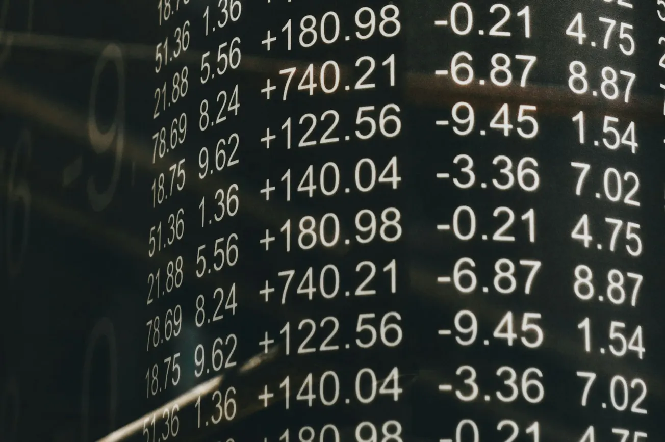 Dow Jones y S&P 500 suben, Nasdaq cae ante incertidumbre de la Fed e Irán