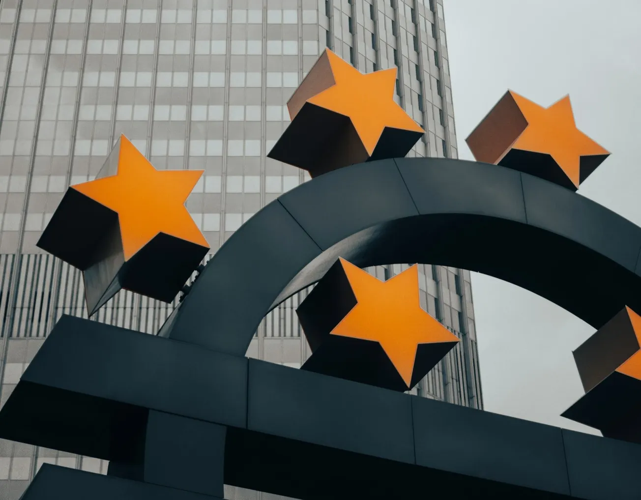 BCE podría bajar tasas con inflación a la baja y temores de aranceles