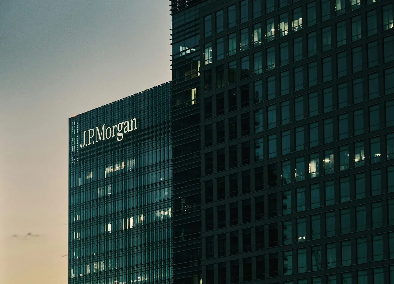 JPMorgan eleva al 40% la probabilidad de recesión en EE. UU. y recorta proyección de crecimiento por aranceles