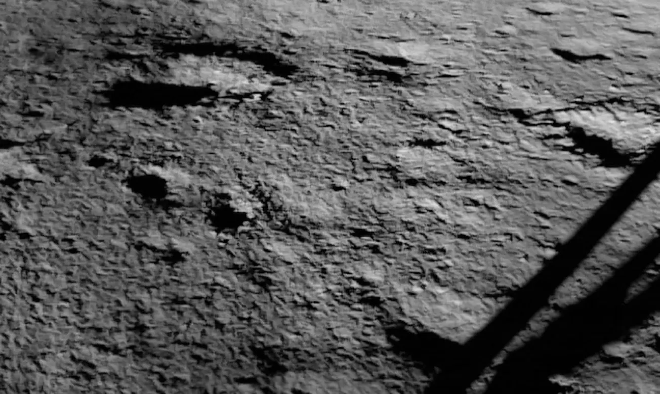 Rover de la India envía las primeras fotos del polo sur de la Luna