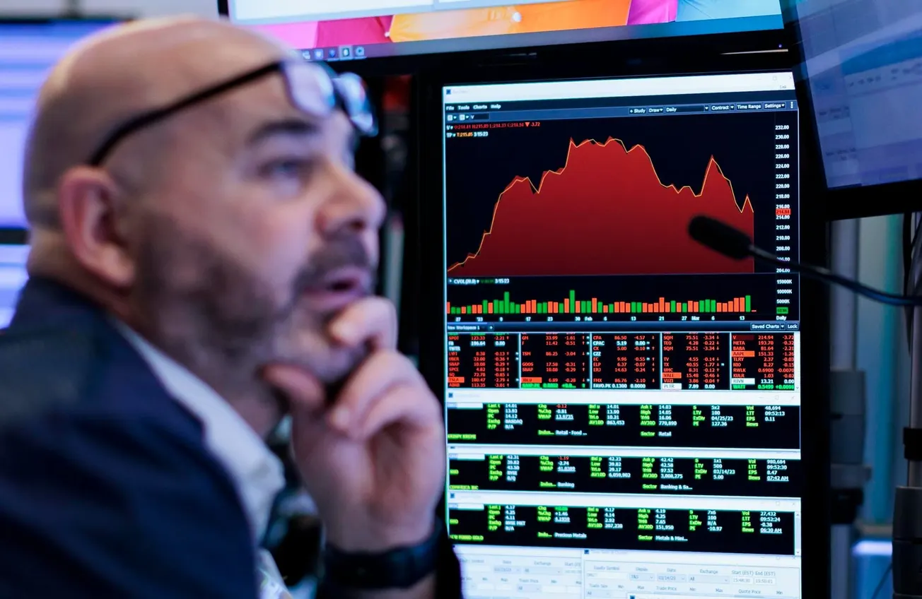 Dow Jones y S&P 500 retroceden 0.1% mientras Nasdaq sube ligeramente en medio de la presión sobre la Fed