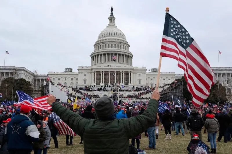 Más de 800 personas acusadas por el asalto al Capitolio. Así avanza la investigación del DOJ