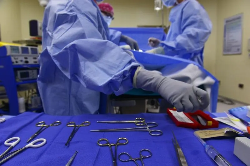 La charla que tienen que tener los abuelos con sus médicos antes de una cirugía