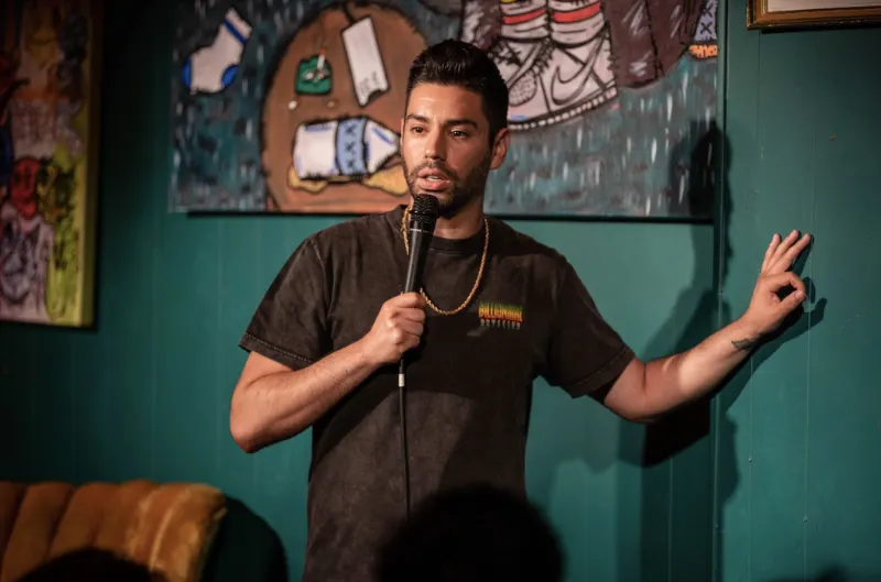 Martin Amini eleva el stand-up con su humor multicultural desde el DMV al mundo