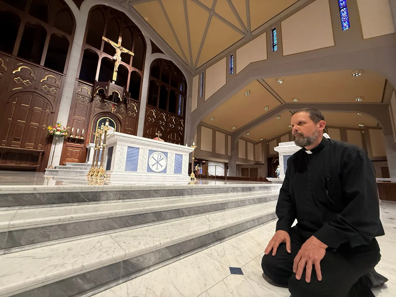 VA: Sacerdote hispano se despide del mundo para siempre en una entrega radical a solas y escondidas