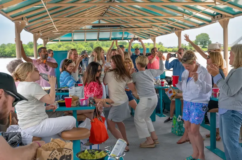Celebra en el río con tacos, música y margaritas en Cantina Cruises