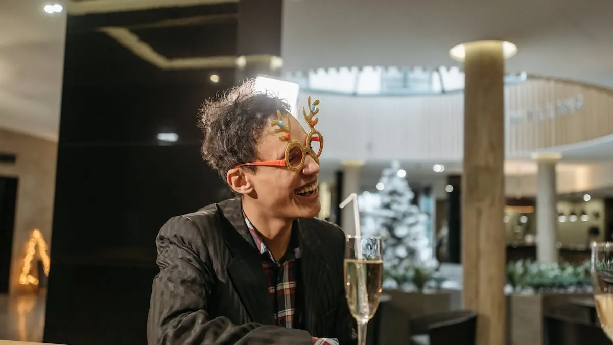 Escapa del calor con espíritu navideño en los bares de DC