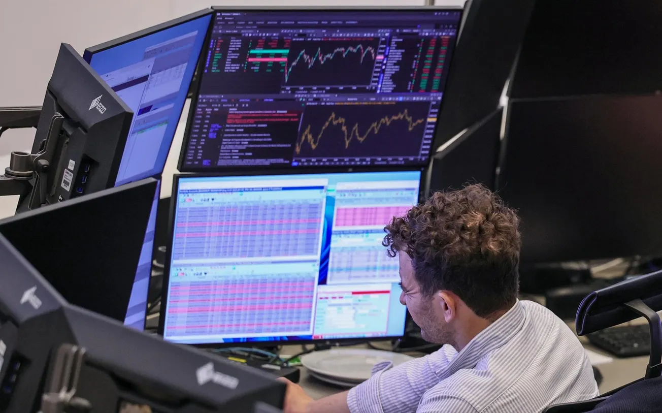 Dow Jones gana 0.4%, S&P 500 sube 0.5% y Nasdaq escala 0.8% impulsado por ganancias corporativas y la resistencia económica