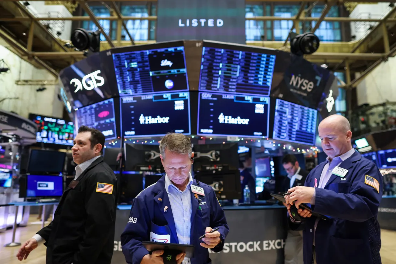 El S&P 500 retrocede 0.2% en una jornada mixta de Wall Street, a pesar de las ganancias de Palantir