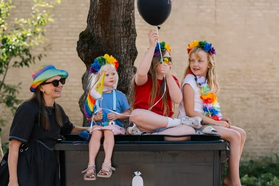 Cada vez más hospitales en DC eliminan el cuidado de afirmación de género para menores