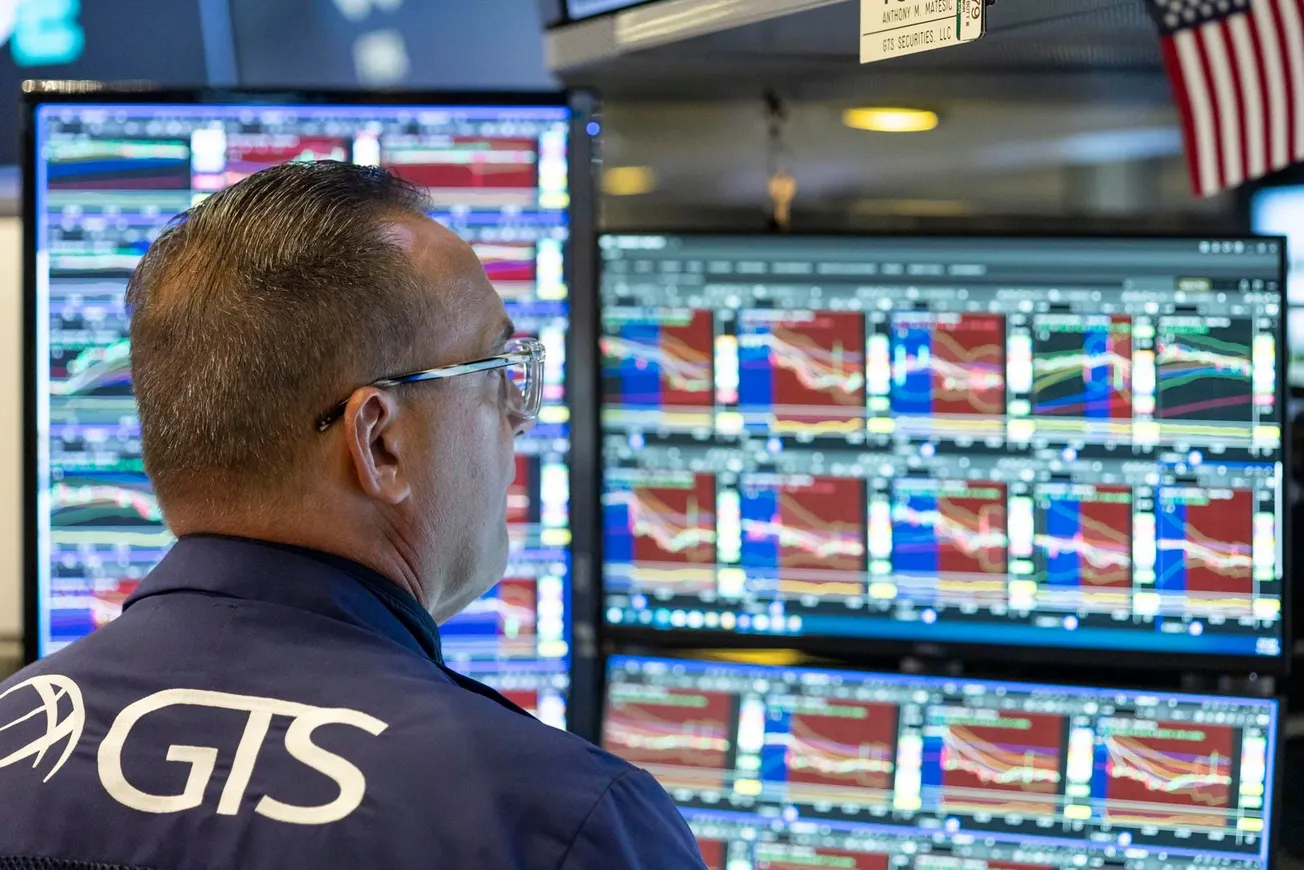 Dow Jones cae 0.5% a pesar de que el S&P 500 y Nasdaq logran nuevos récords impulsados por el optimismo en la IA