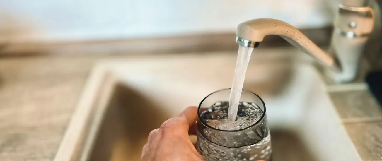 Qué sabemos sobre la exposición a la contaminación del agua de los latinos en Estados Unidos y cómo protegerse