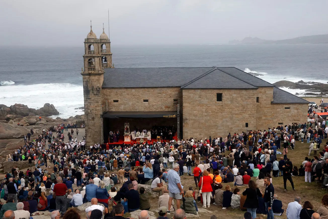 Muxía, la zona cero del 'Prestige', vuelve al foco internacional por sus populares piedras