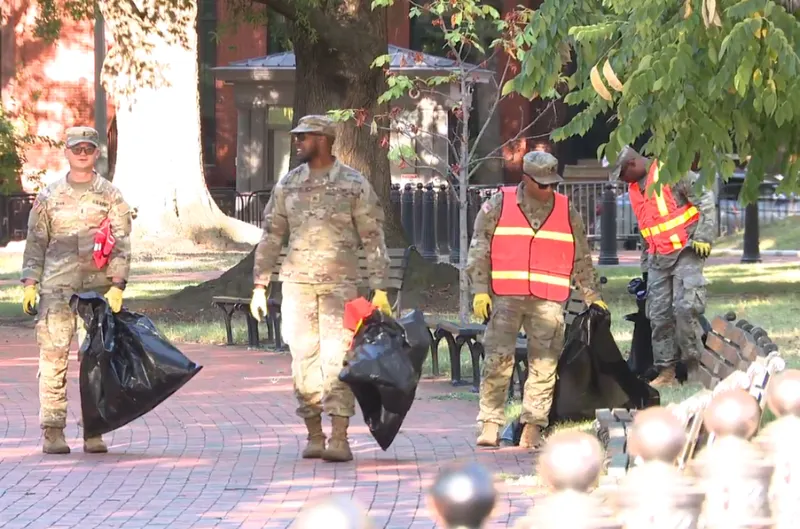 El rol inesperado de la Guardia Nacional en DC: recogen basura y hacen jardinería