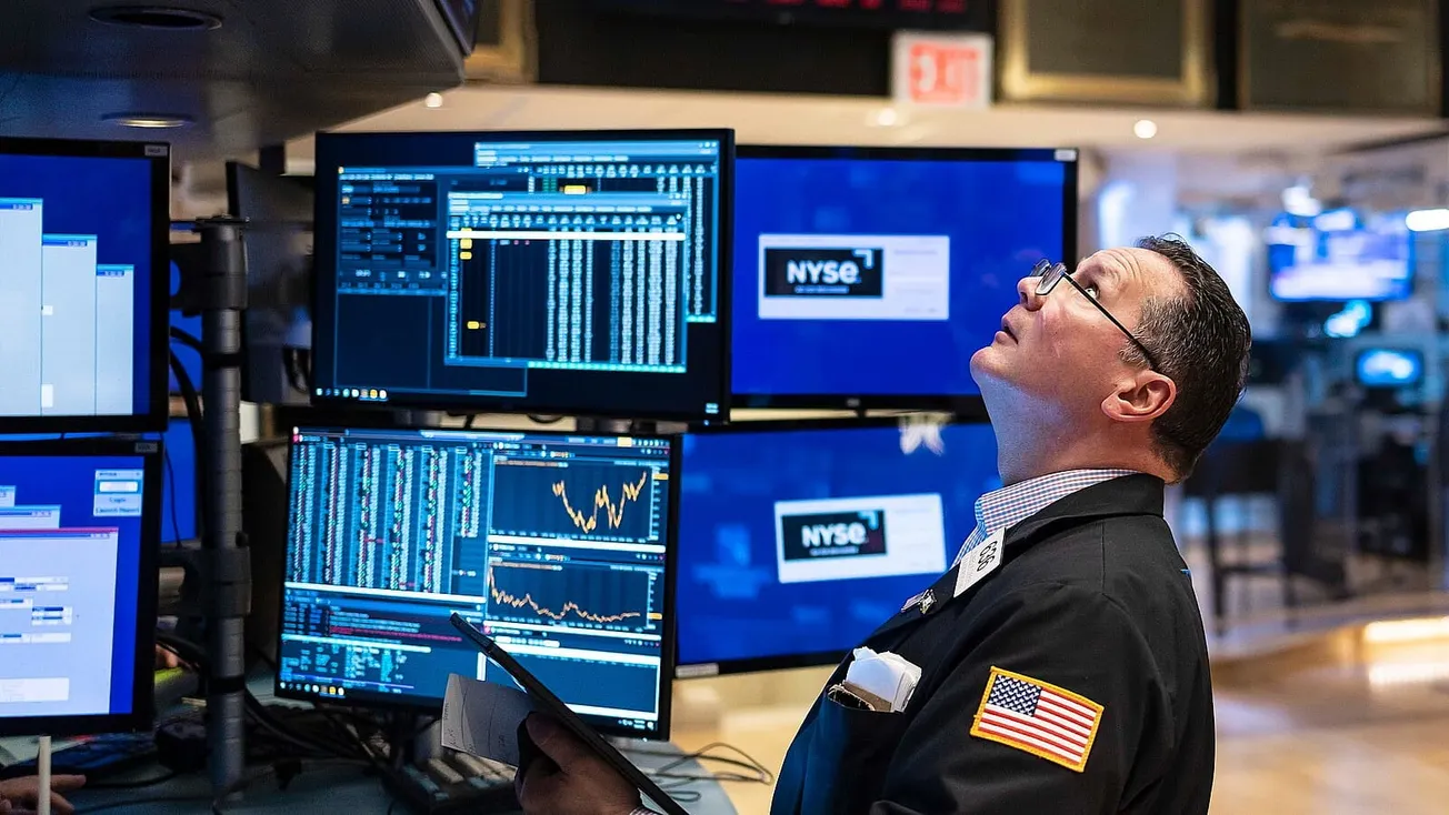 El Dow Jones cae ligeramente mientras el Nasdaq sube un 1% y el S&P 500 un 0.5%