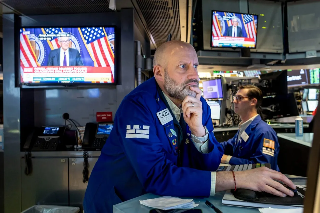 Dow Jones retrocede un (-0.6%) al cierre mixto del mercado, mientras que el Nasdaq (+0.4%) suma su quinto récord consecutivo