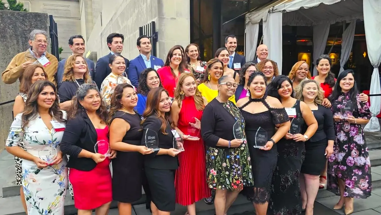 Veronica Cool y su equipo reciben el premio al Liderazgo Empresarial en la primera edición de los Maryland Hispanic Leadership Awards