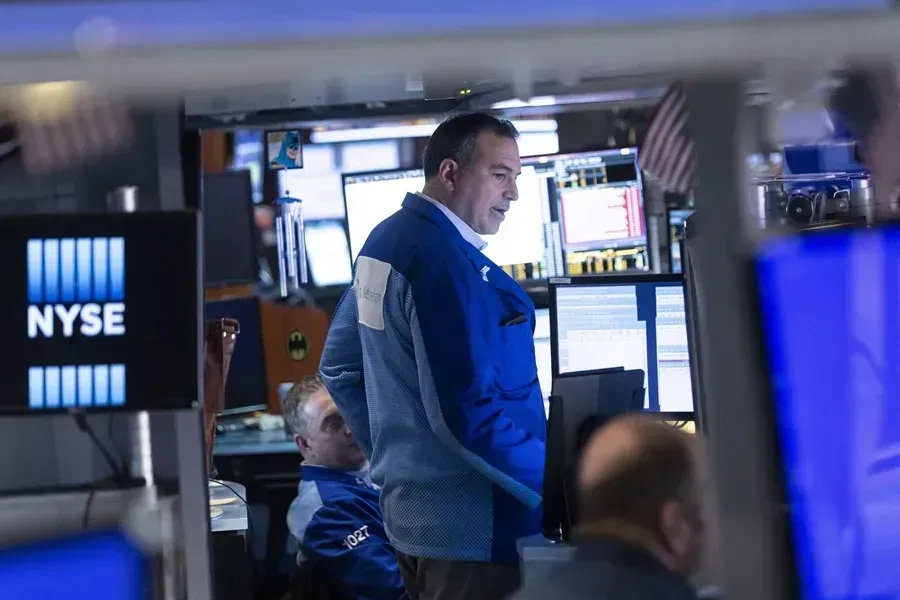 Dow Jones sube (+0.3%) al cierre del viernes tras moderación de Trump sobre aranceles y la promesa de reunión con Xi